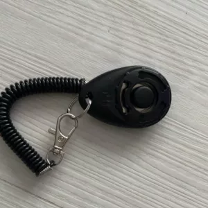 Asiakkaalta T***a saatu kannettava koirankoulutusklikkeri.