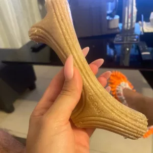 Asiakkaalta H***h saadun puisen sarvikoiran purutikun kuva.