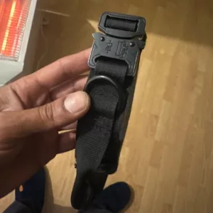 Asiakkaalta A****e saadun taktisen koulutuskoiran kaulapannan metallisoljella.