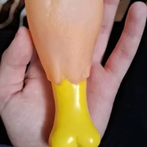 Asiakkaalta E*******i saadun narisevan kanan koiran purulelun kuva.