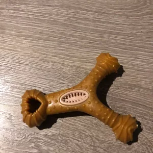 Asiakkaalta F*****r saadun kestävän puisen purulelun hampaanpuhdistukseen.