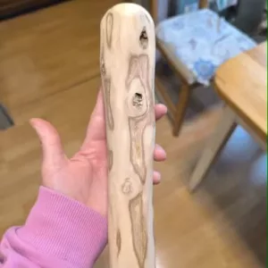 Asiakkaan N****i saamasta koiran puisesta purulelusta.