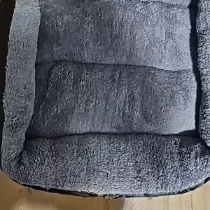 Asiakkaan S***a vastaanottama pestävä koiranpeti pehmeällä patjalla.