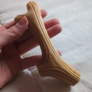 Asiakkaan J***h vastaanottama puinen poronsarven purutikku koiralle.