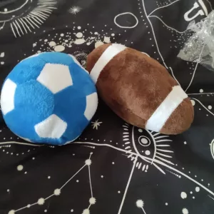 Asiakkaalta O****p saatu koiran jalkapallohuilupallo pehmolelu.