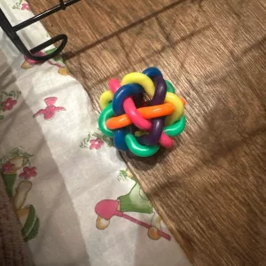 Asiakkaalta L***p. saatu värikäs koiran purupallo kellolla.