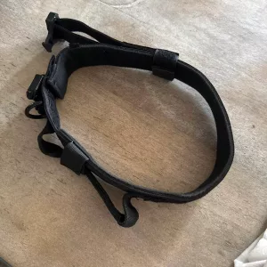 Asiakkaalta F*****g saatu Tactical AirTag -pidike koiran kaulapantaan kahvalla.