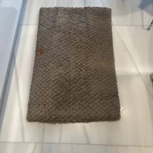 Asiakkaalta X****x saatu lyhytkarvainen pehmeä koiranpeti irrotettavalla päällisellä.