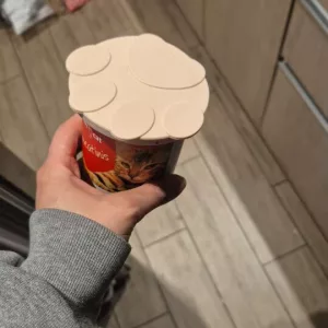 Asiakkaalta M*****n saatu silikoninen koiranruokapurkin kansi- ja lusikkasetti.
